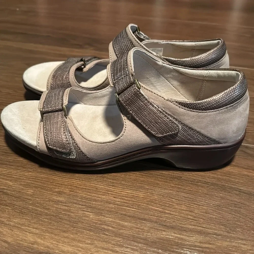 Aravon by Rockport Duxbury Two Strap Taupe Leather Sandal *CH4079. Size 7 - Picture 2 of 7